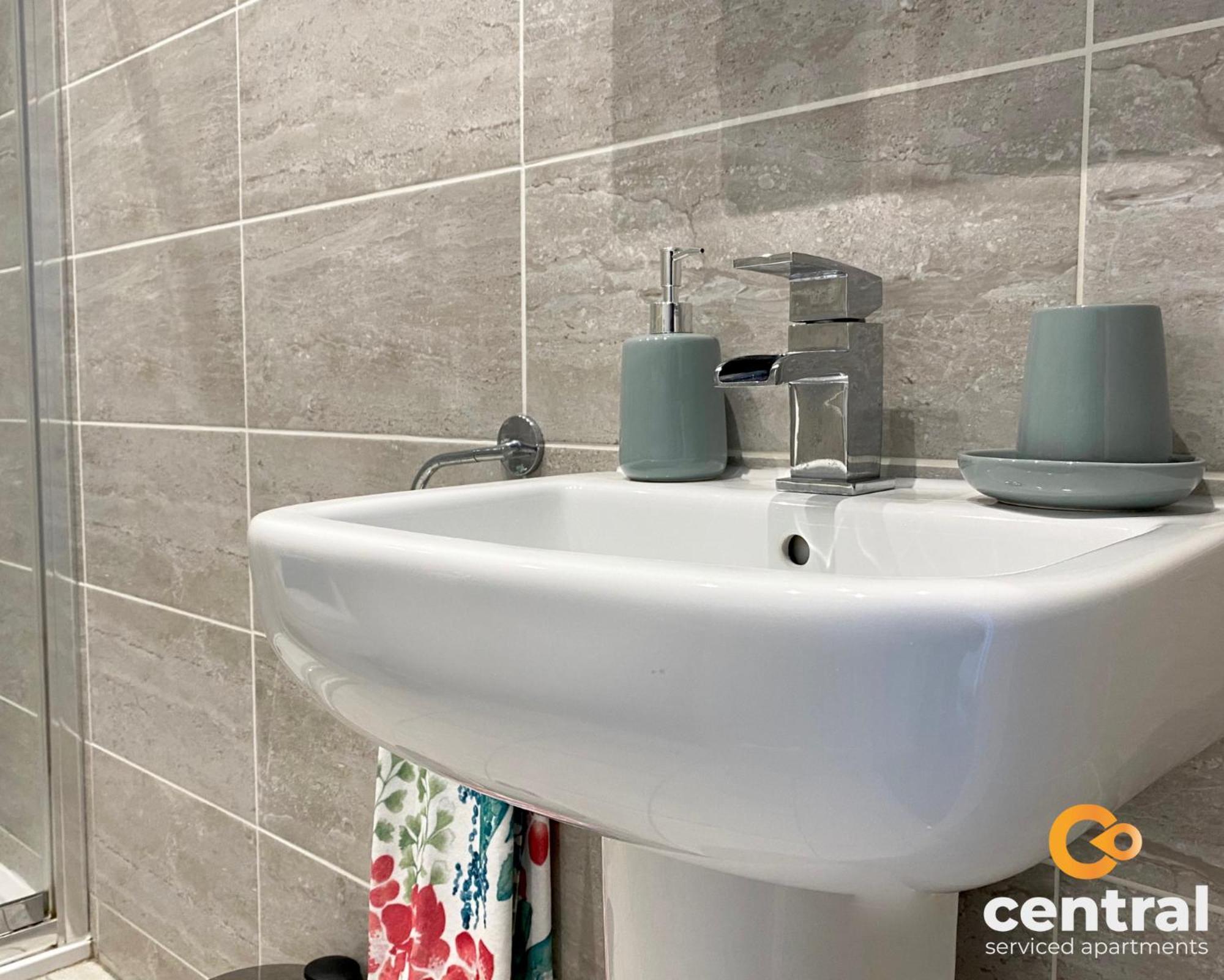 Central Serviced Apartments - Cosy 1 Bedroom - Walk Away From City Quay V&A - Walk To Bus And Train Station - Easy Access To City Centre - Fast Wi-Fi - Fully Equipped - Weekly & Monthly Stay Offers Dundee Esterno foto